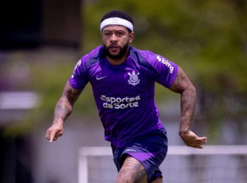 depay-retorna-ao-corinthians-apos-ficar-preso-no-rj-e-faltar-treino