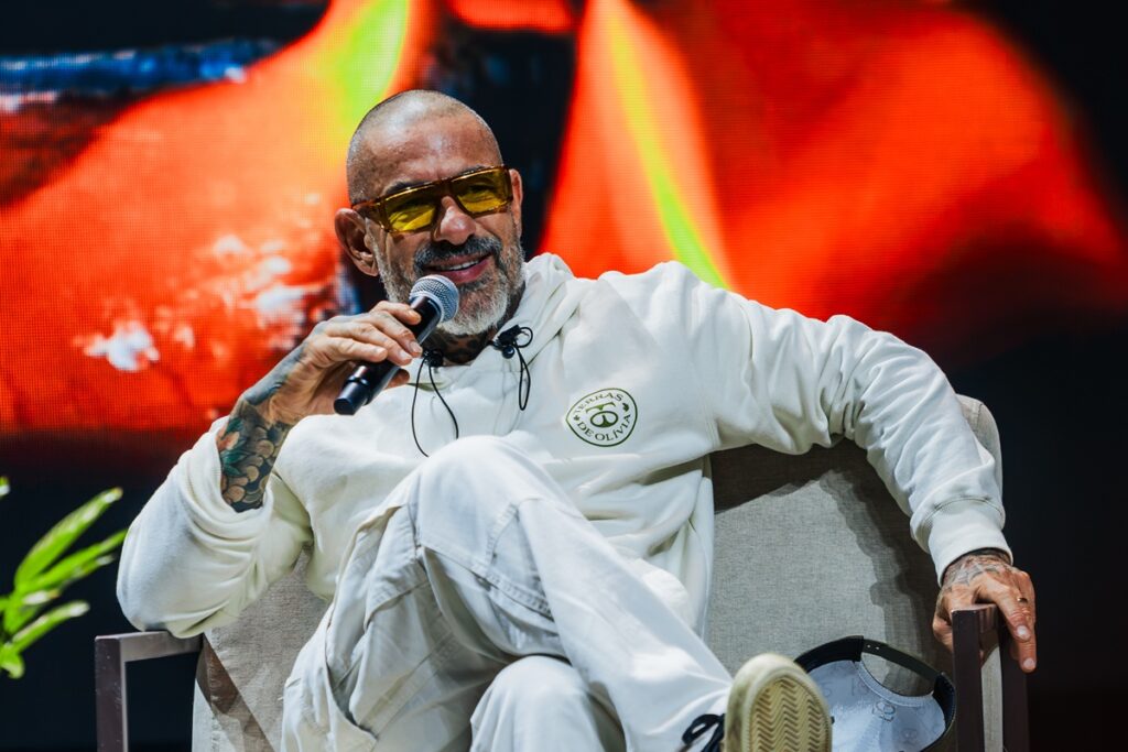 henrique-fogaca-inspira-publico-no-metropoles-talks,-em-sao-paulo