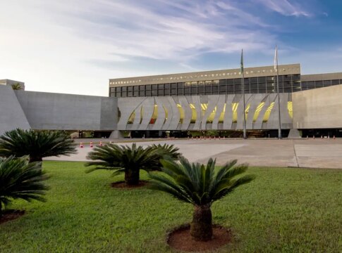 stj-suspende-operacoes-da-refinaria-de-manguinhos,-no-rio