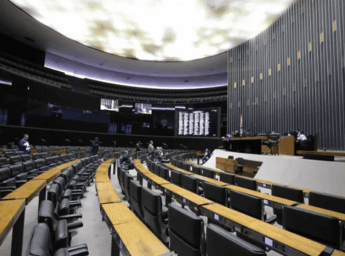 trio-e-detido-ao-tentar-entrar-com-armas-na-camara-dos-deputados