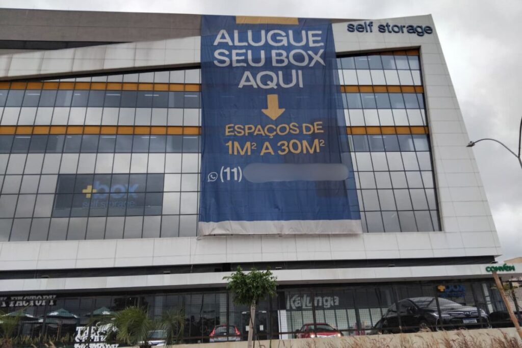 cidade-limpa:-empresa-mantem-painel-gigante-mesmo-apos-duas-autuacoes