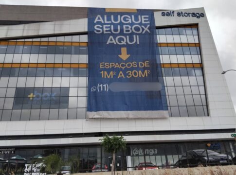 cidade-limpa:-empresa-mantem-painel-gigante-mesmo-apos-duas-autuacoes