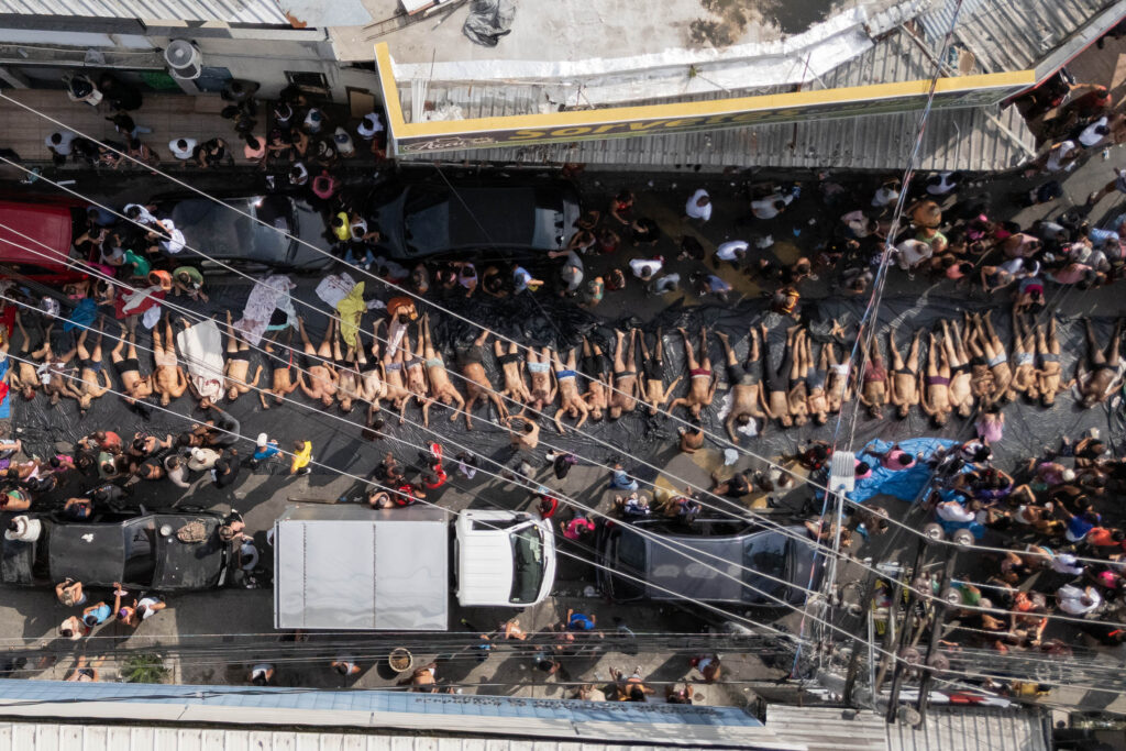 igreja-montou-ponto-de-oracao-em-praca-cercada-por-corpos-no-rio