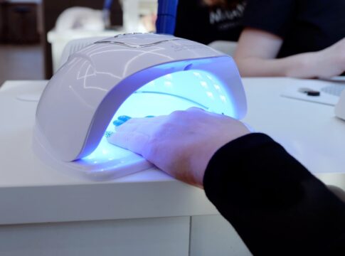 anvisa-proibe-produtos-usados-em-esmaltacao-em-gel-por-risco-de-cancer