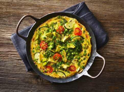 sujando-apenas-uma-panela:-receita-de-frittata-de-batata-com-abobrinha