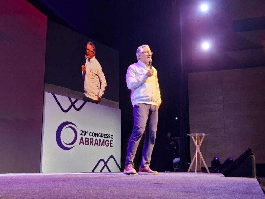 rio:-agentes-do-sus-se-protegeram-em-carreta-no-alemao,-diz-padilha