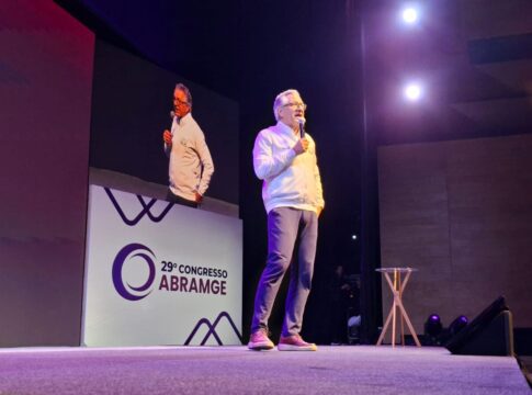 rio:-agentes-do-sus-se-protegeram-em-carreta-no-alemao,-diz-padilha