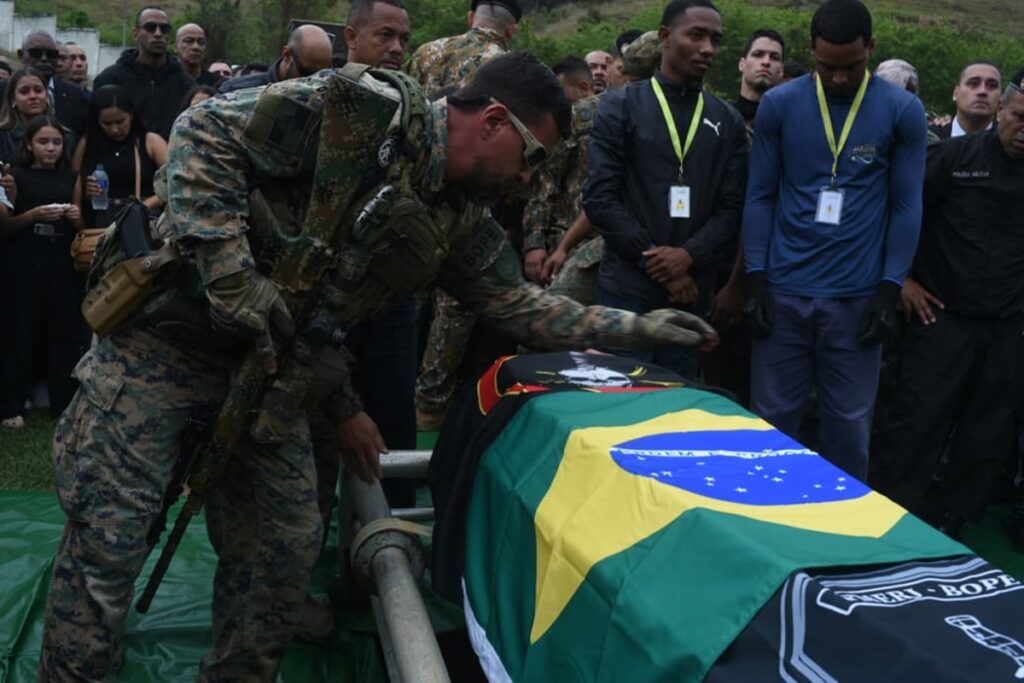 tiros-e-chuva-de-petalas:-pms-mortos-em-operacao-no-rio-sao-enterrados