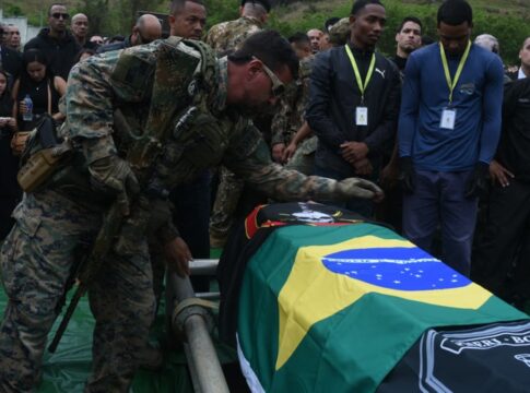 tiros-e-chuva-de-petalas:-pms-mortos-em-operacao-no-rio-sao-enterrados