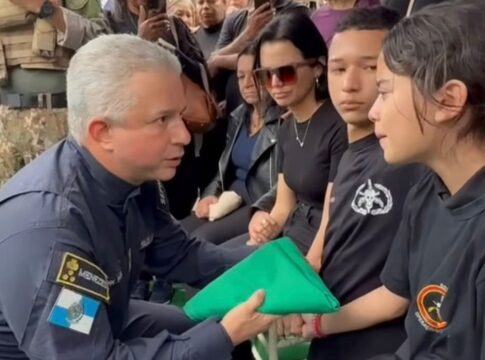 “heroi”:-coronel-se-emociona-com-filhos-de-pm-morto-no-rio