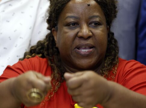 ministra-quer-pericia-independente-apos-reuniao-com-familias-no-rio