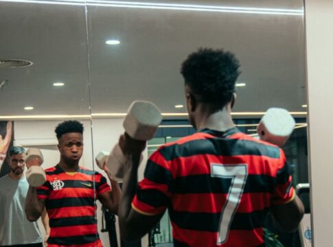 vini-jr.-usa-blusa-do-flamengo-e-detalhe-chama-atencao;-entenda-motivo