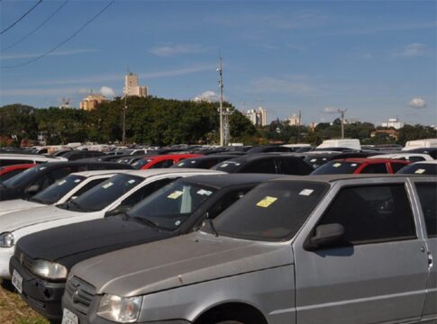 hilux-por-r$-28-mil-e-moto-bmw-por-r$-12-mil-no-leilao-do-detran-df
