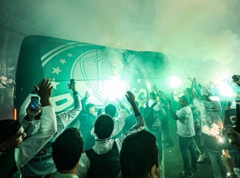 video:-torcedores-fazem-festa-em-chegada-de-onibus-do-palmeiras;-veja