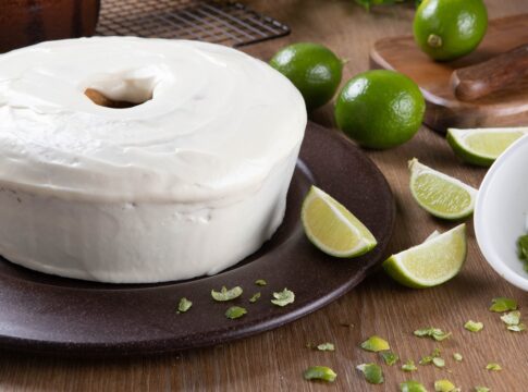 bolo-de-limao-de-liquidificador-e-perfeito,-simples-e-fofinho;-aprenda