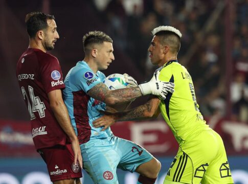 sul-americana:-partida-entre-lanus-e-la-u-termina-em-confusao