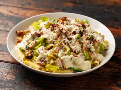 salada-caesar:-versao-proteica-ajuda-a-emagrecer-e-queimar-gordura