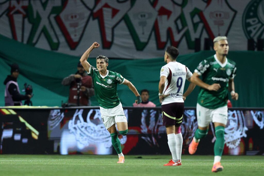 palmeiras-abre-o-placar-contra-a-ldu-pela-libertadores;-veja-o-lance