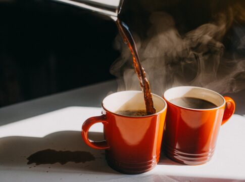 cafe-com-leite-ou-puro?-ciencia-revela-qual-e-melhor-para-a-saude