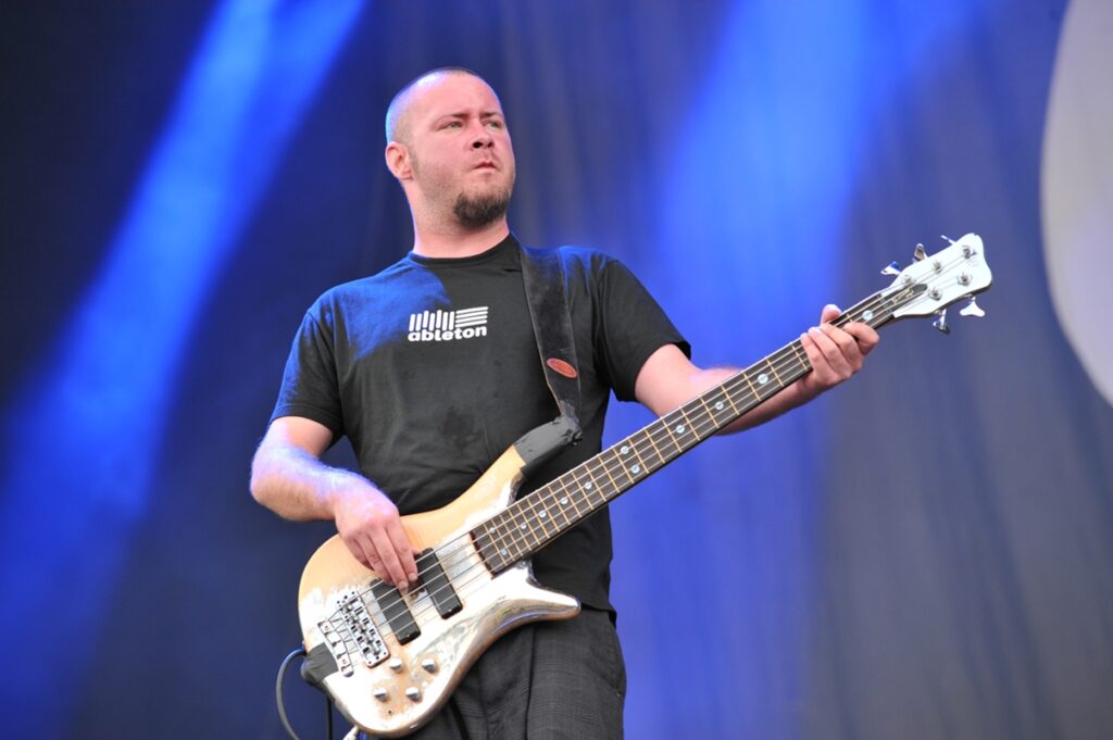 baixista-do-limp-bizkit-foi-achado-morto-em-poca-de-sangue,-diz-site