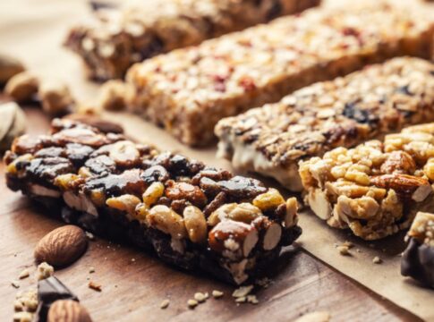 snacks-proteicos:-veja-como-escolher-entre-plant-based-e-origem-animal