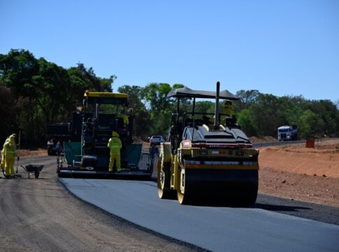 governo-de-goias-inicia-capa-asfaltica-em-obras-da-go-219