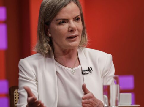 gleisi-diz-que-politicos-de-direita-querem-eua-intervindo-no-brasil