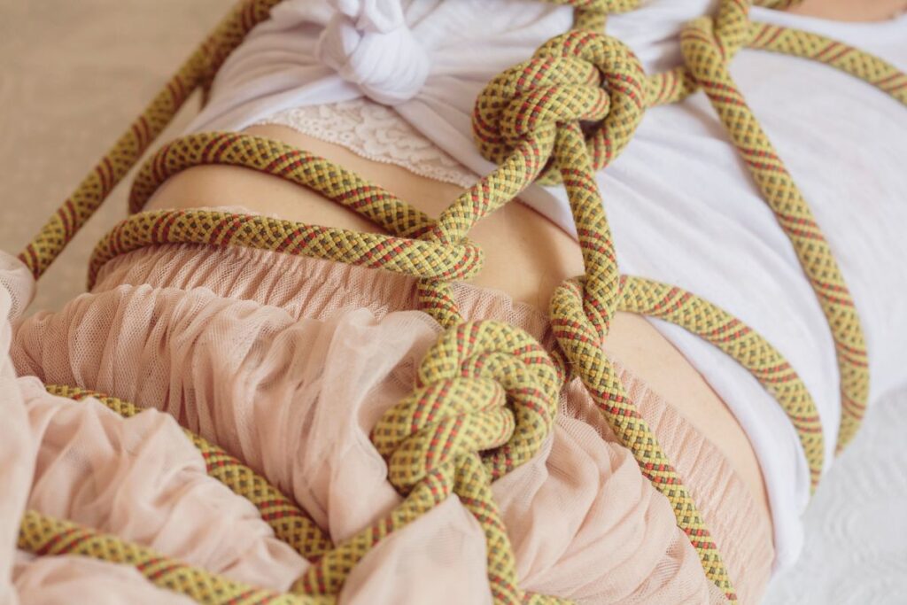 shibari:-entenda-tecnicas-e-posicoes-sexuais-para-explorar-o-fetiche