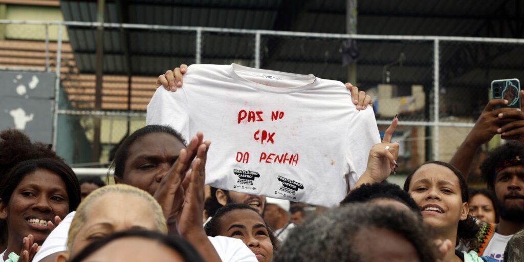 moradores-de-favelas-protestam-no-rio-apos-megaoperacao-com-121-mortos