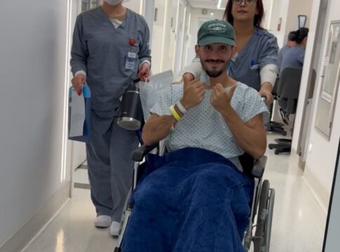 foto:-vittor-fernando-mostra-bala-no-coracao-apos-tentativa-de-assalto