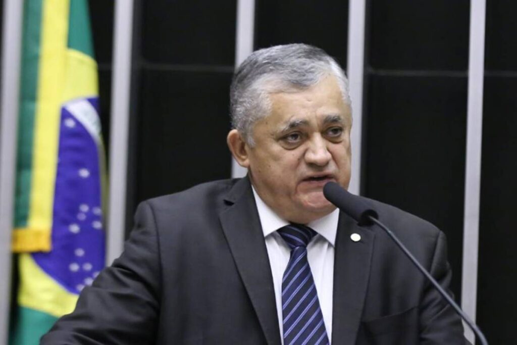 lider-do-governo-lula-defende-endurecer-combate-as-faccoes-criminosas