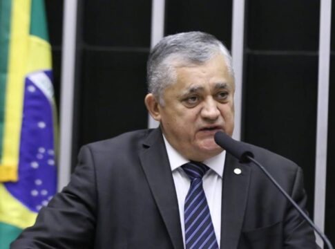 lider-do-governo-lula-defende-endurecer-combate-as-faccoes-criminosas