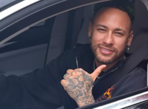 video:-neymar-busca-doces-em-loja-e-faz-a-festa-de-funcionarios;-veja