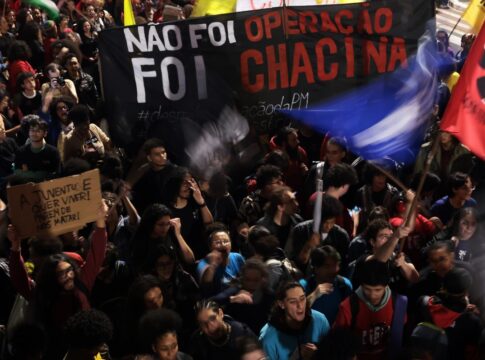 em-atos,-movimento-negro-pede-investigacao-independente-de-acao-no-rio