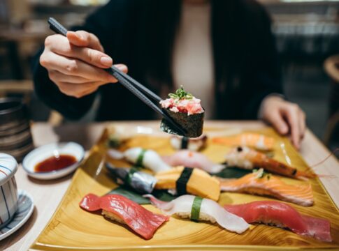 dia-do-sushi:-veja-as-opcoes-mais-leves-e-mais-caloricas-de-um-rodizio