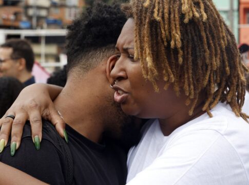 sob-faccoes-e-operacoes,-populacao-de-favelas-vive-traumas-e-adoece