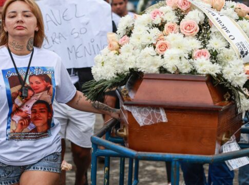 ultimos-corpos-de-pessoas-assassinadas-em-operacao-no-rio-deixam-o-iml