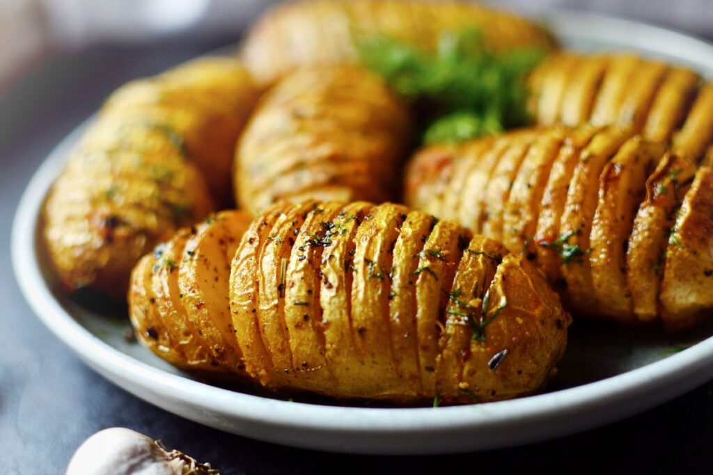 batata-hasselback:-crocante,-aromatica-e-facil-de-preparar