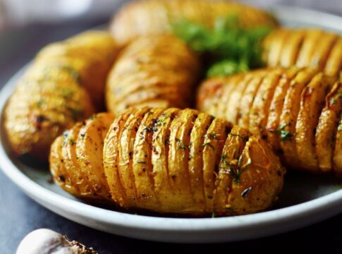 batata-hasselback:-crocante,-aromatica-e-facil-de-preparar