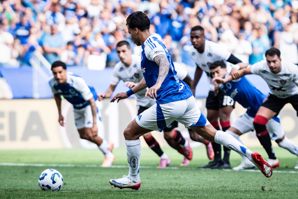 brasileirao:-kaio-jorge-marca-2-pelo-cruzeiro-e-se-isola-na-artilharia