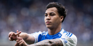 brasileirao:-cruzeiro-despacha-o-vitoria-e-segue-no-sonho-do-titulo