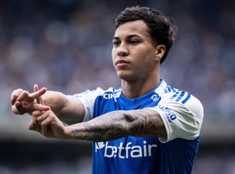 brasileirao:-cruzeiro-despacha-o-vitoria-e-segue-no-sonho-do-titulo