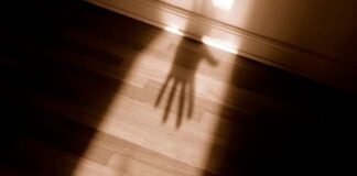 eua:-policia-acha-adolescente-desaparecida-dentro-de-caixa-em-porao