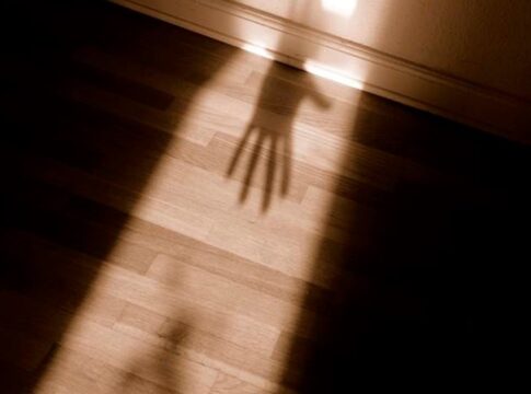 eua:-policia-acha-adolescente-desaparecida-dentro-de-caixa-em-porao