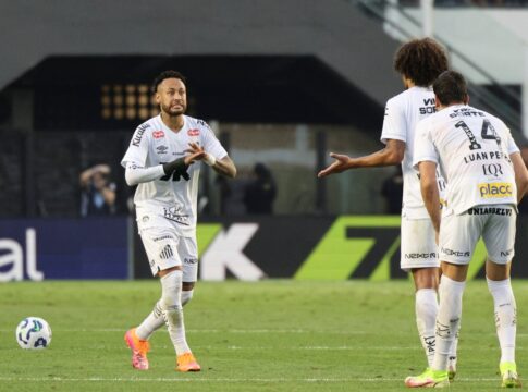 neymar-cobra-falta-com-paradinha-e-quase-marca-para-o-santos