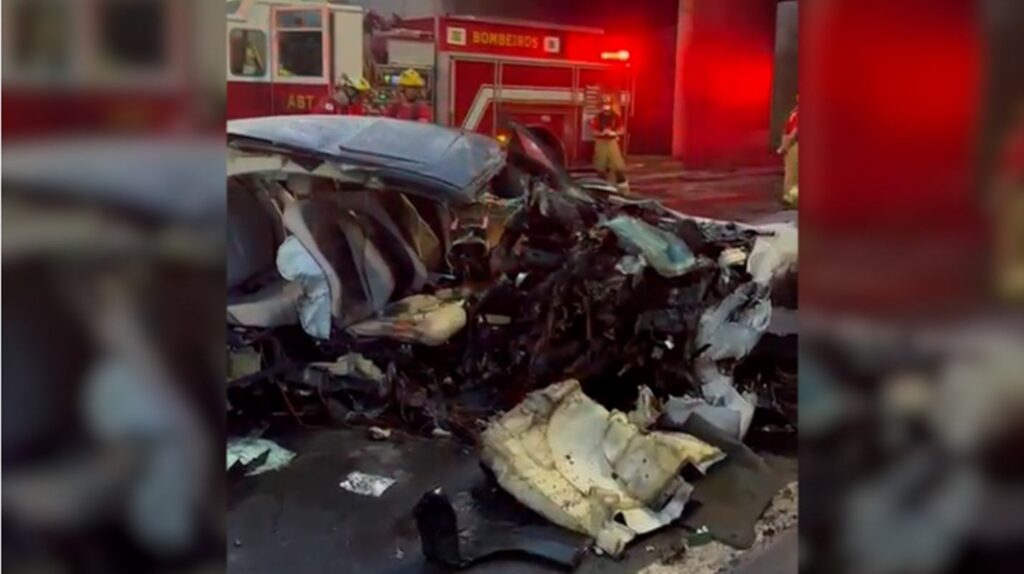 mercedes-bate-forte-em-pilar,-pega-fogo-e-motorista-morre-na-epia