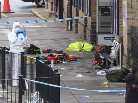 ataque-com-faca-em-trem-na-inglaterra-deixa-11-feridos