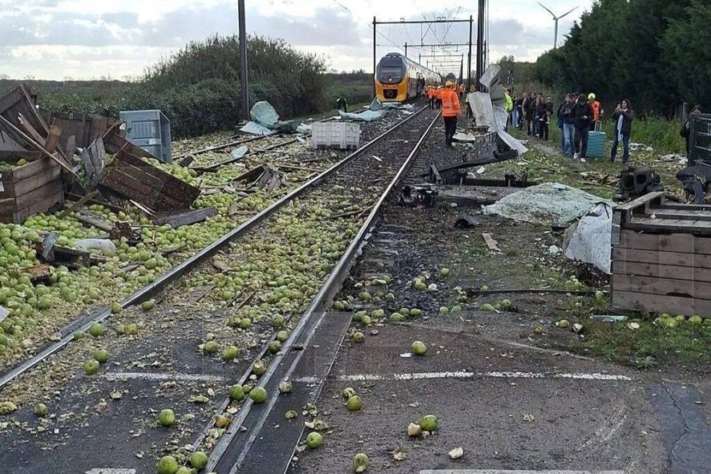 trem-atinge-caminhao-com-carga-de-peras-e-deixa-feridos