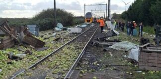 trem-atinge-caminhao-com-carga-de-peras-e-deixa-feridos