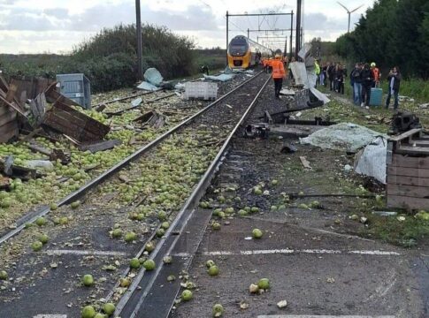 trem-atinge-caminhao-com-carga-de-peras-e-deixa-feridos